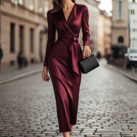Vestido midi cruzado de satén burdeos para mujer