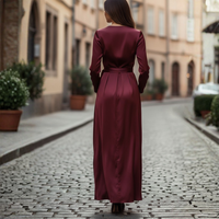 Vestido midi cruzado de satén burdeos para mujer
