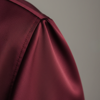Vestido midi cruzado de satén burdeos para mujer