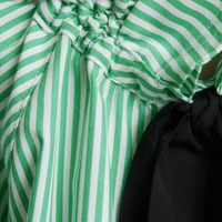 Blusa de mujer con rayas, volantes y lazo