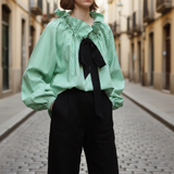 Blusa de mujer con rayas, volantes y lazo