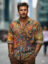 Camisa de hombre vibrante con estampado abstracto de remolino psicodélico y botones delanteros